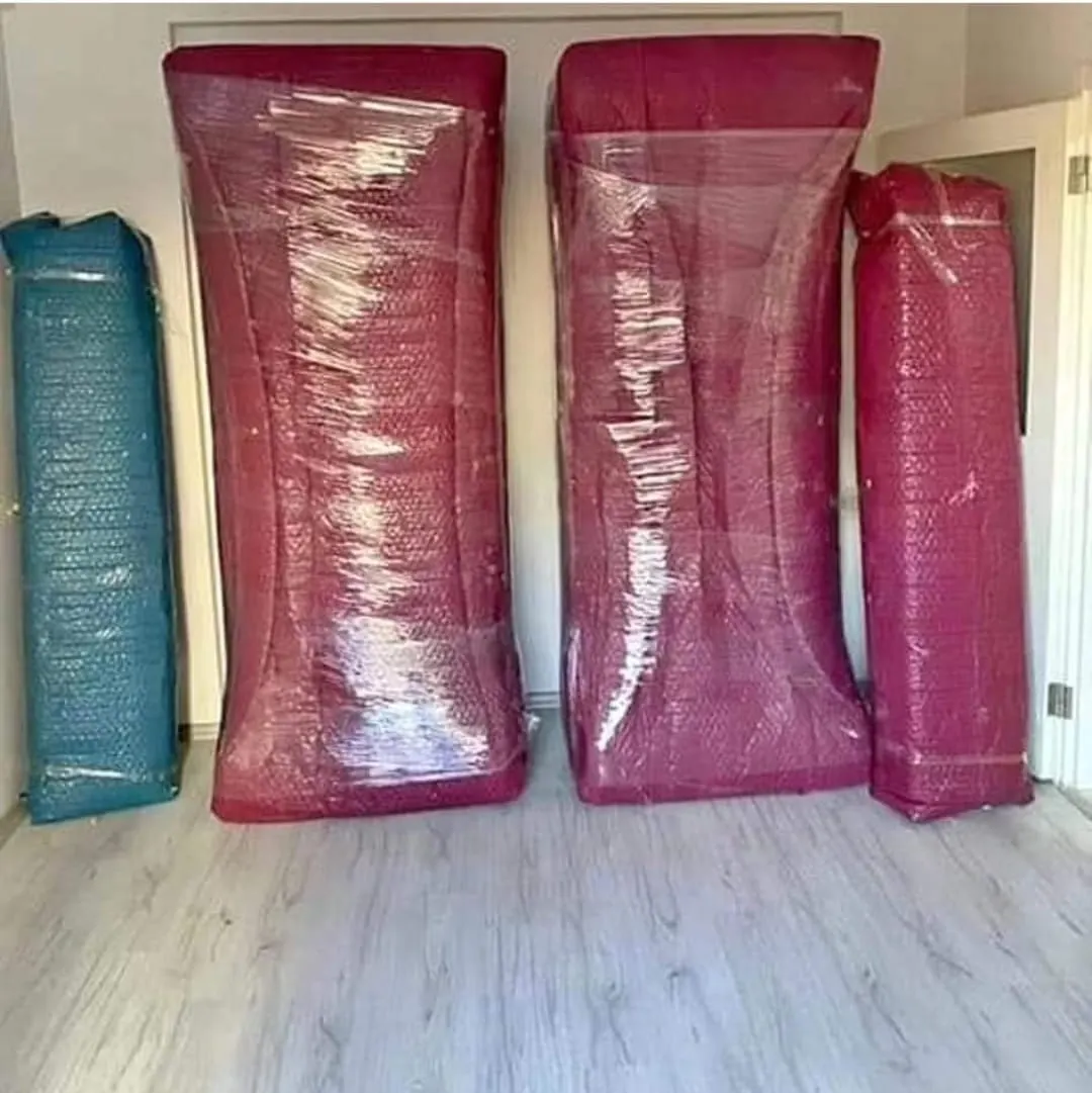 Balonlu naylonla paketlenmiş koltuk ve eşyalar
